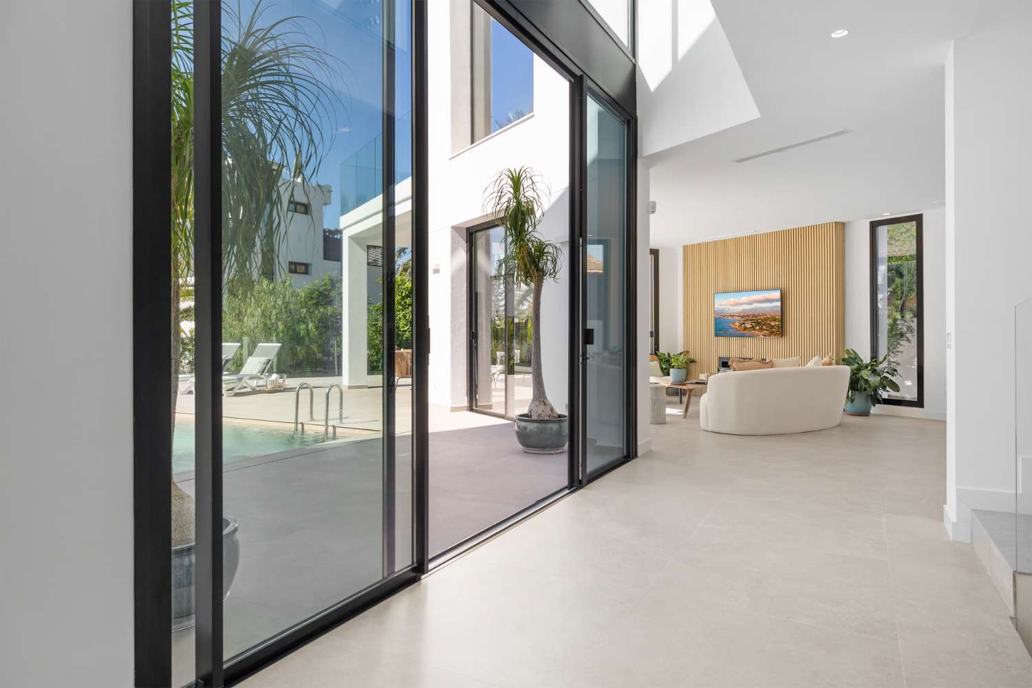 For sale, New villa with infinity pool, in Marbesa, Marbella. 300m from the beach.