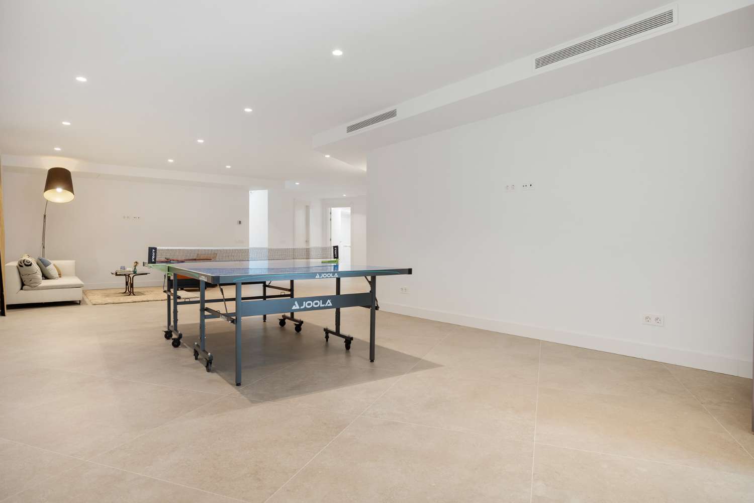 For sale, New villa with infinity pool, in Marbesa, Marbella. 300m from the beach.