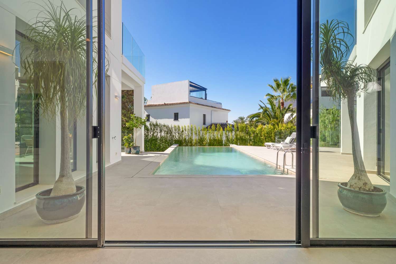 For sale, New villa with infinity pool, in Marbesa, Marbella. 300m from the beach.