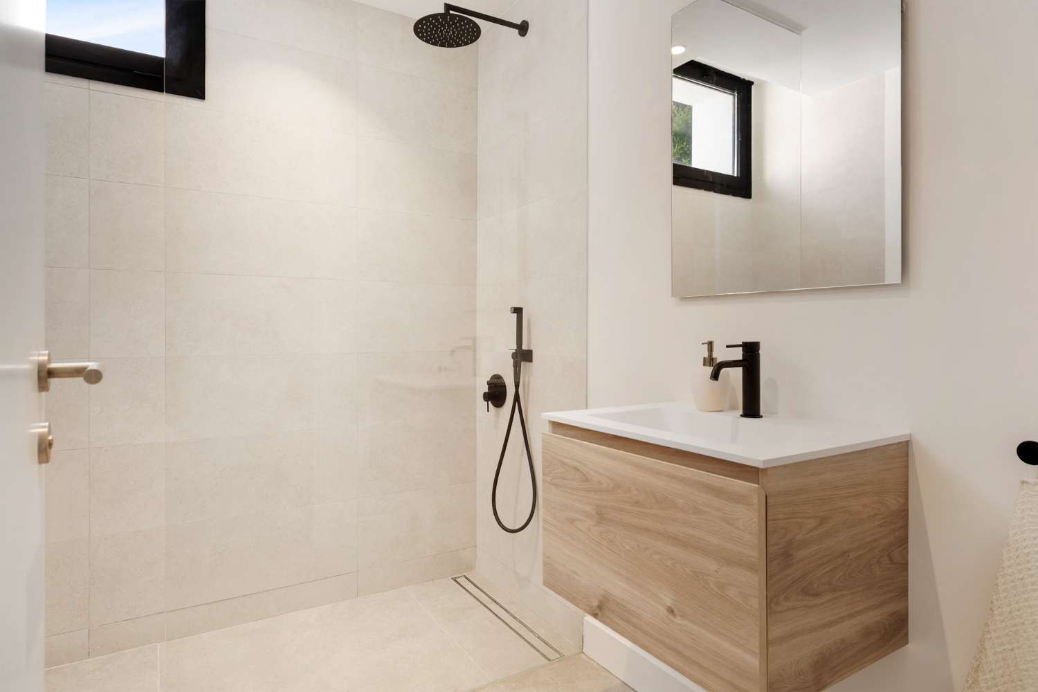 For sale, New villa with infinity pool, in Marbesa, Marbella. 300m from the beach.