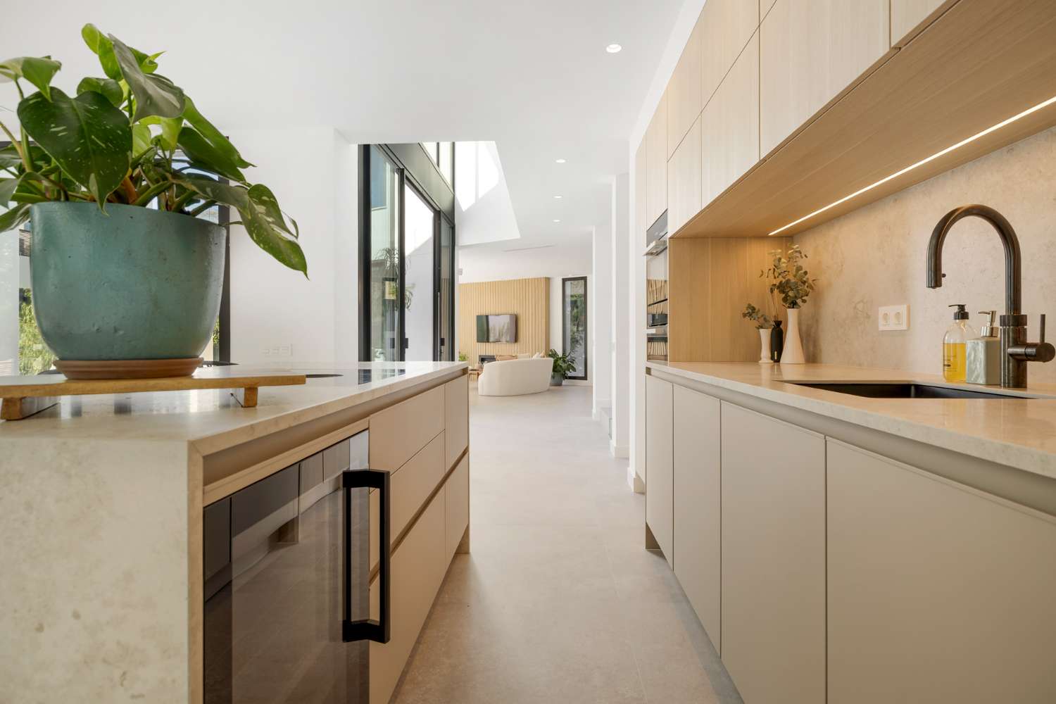 For sale, New villa with infinity pool, in Marbesa, Marbella. 300m from the beach.