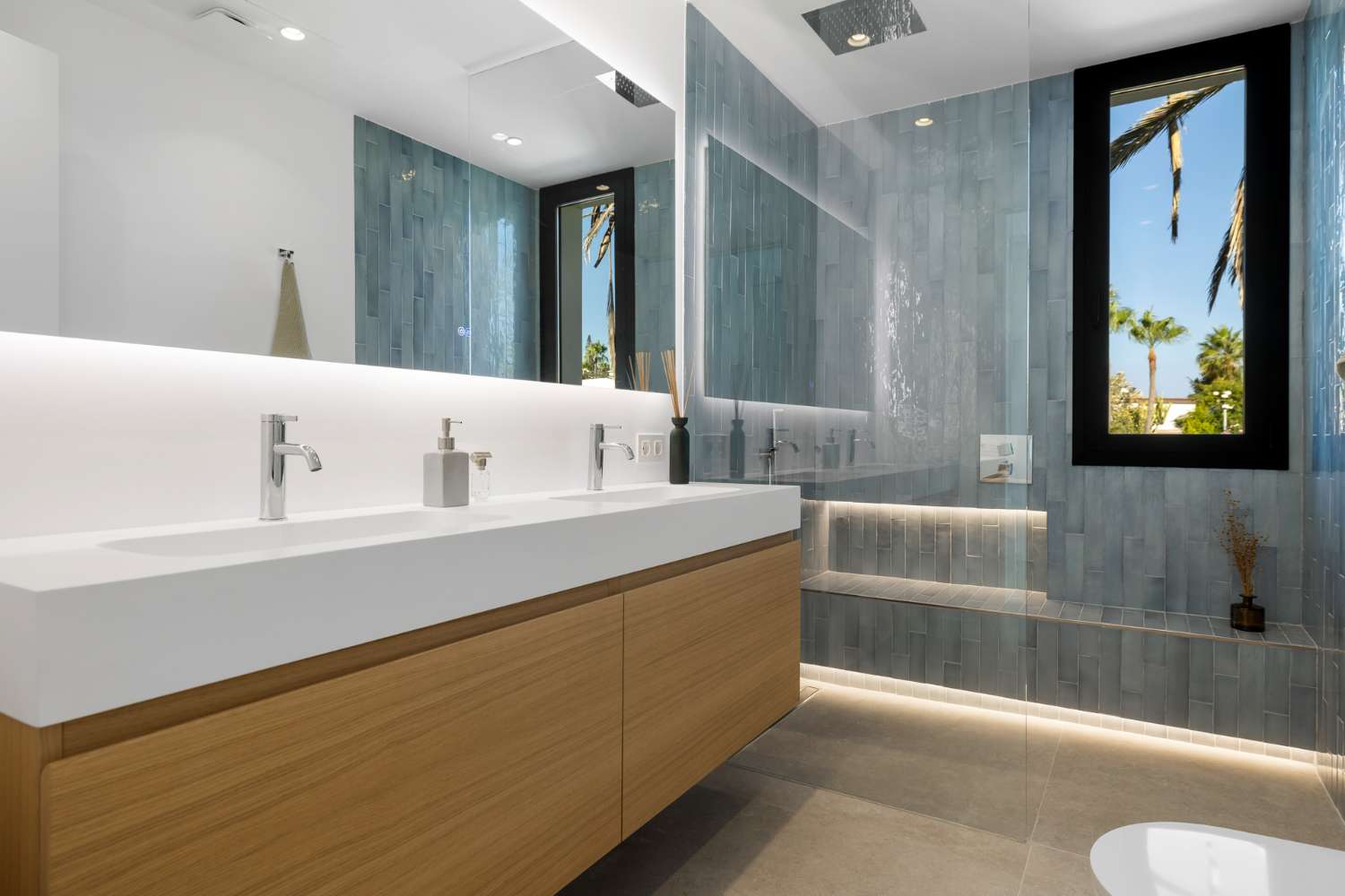 For sale, New villa with infinity pool, in Marbesa, Marbella. 300m from the beach.