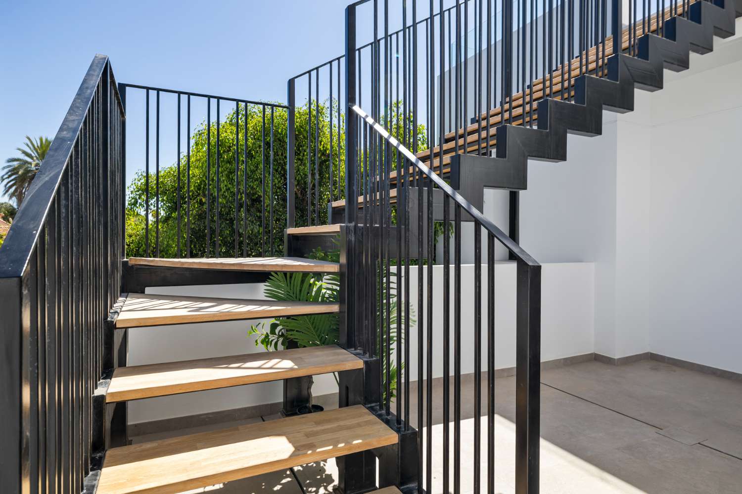 For sale, New villa with infinity pool, in Marbesa, Marbella. 300m from the beach.