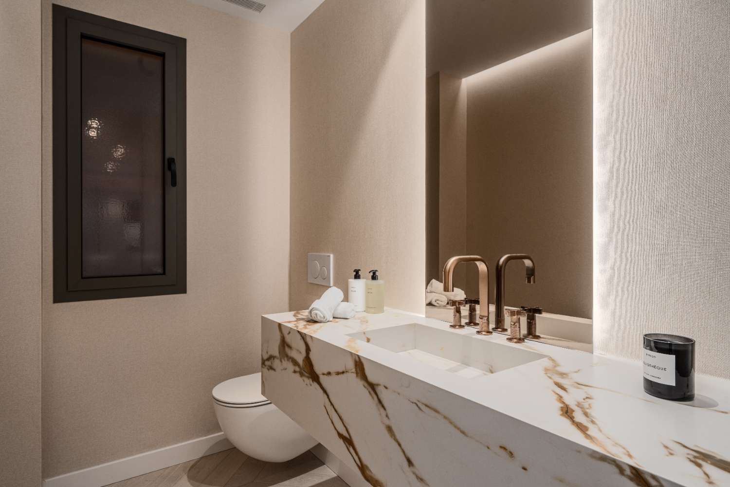 Luxury apartment for sale with breathtaking sea views. in Les Belvederes, Nueva Andalucía.