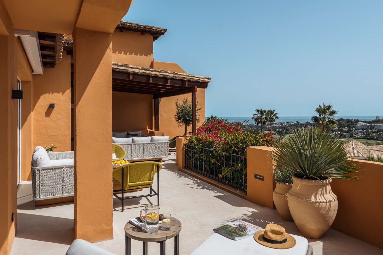 Luxury apartment for sale with breathtaking sea views. in Les Belvederes, Nueva Andalucía.