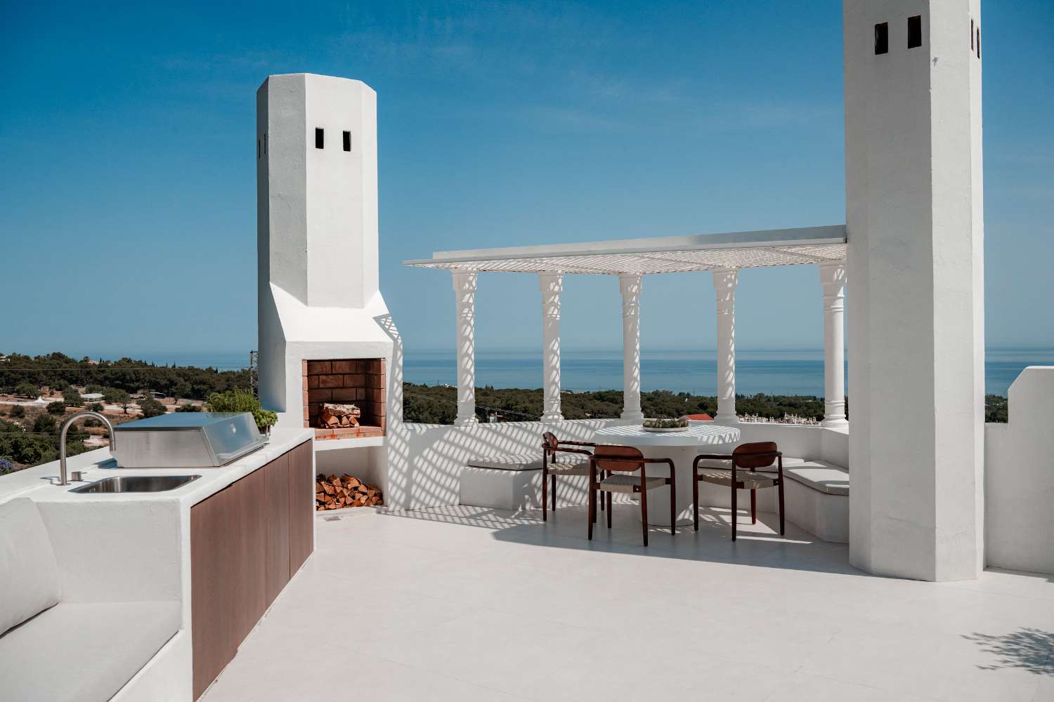Duplex Penthouse for sale in Golden Mile, Marbella. Private infinity pool with sea views.