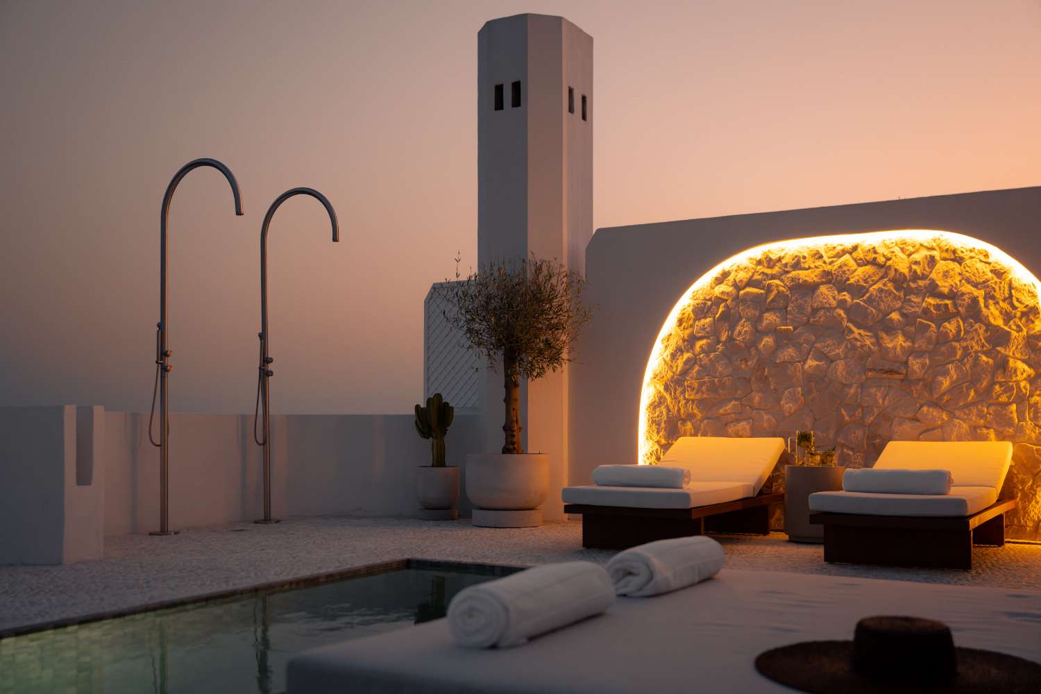 Duplex Penthouse for sale in Golden Mile, Marbella. Private infinity pool with sea views.