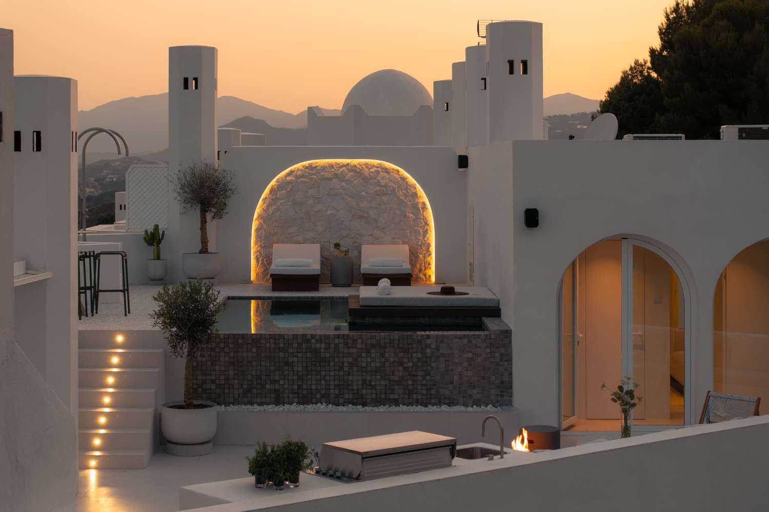 Duplex Penthouse for sale in Golden Mile, Marbella. Private infinity pool with sea views.