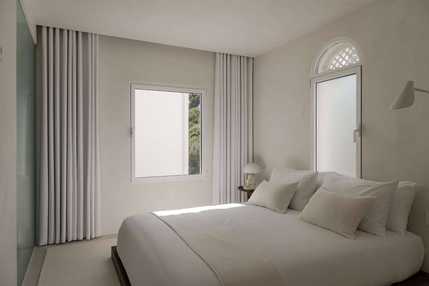 Duplex Penthouse for sale in Golden Mile, Marbella. Private infinity pool with sea views.