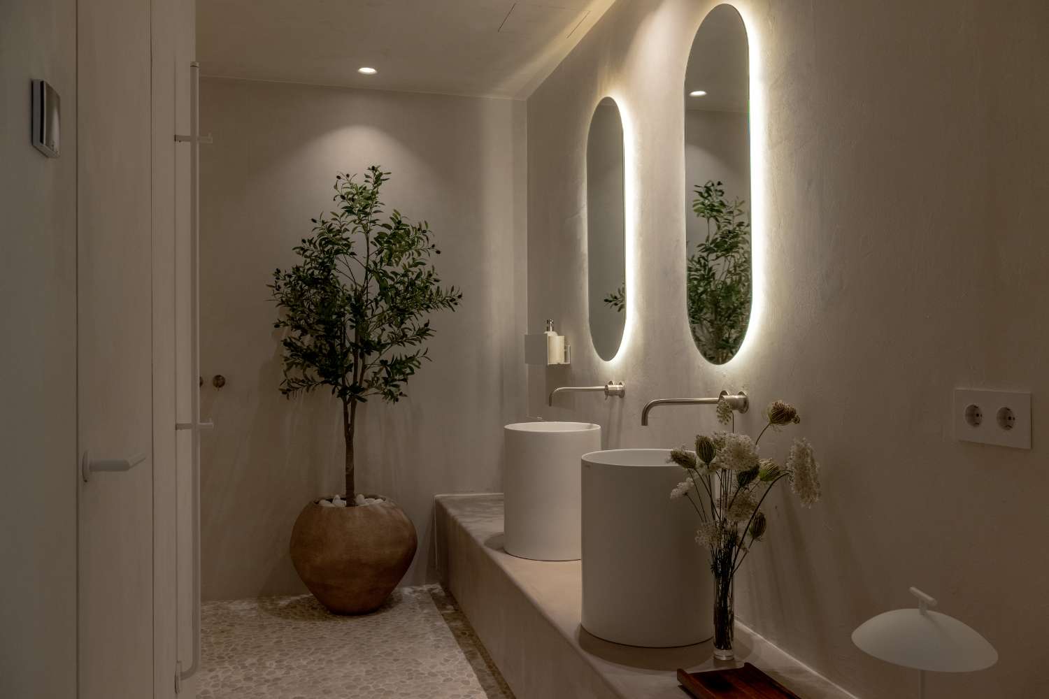 Duplex Penthouse for sale in Golden Mile, Marbella. Private infinity pool with sea views.