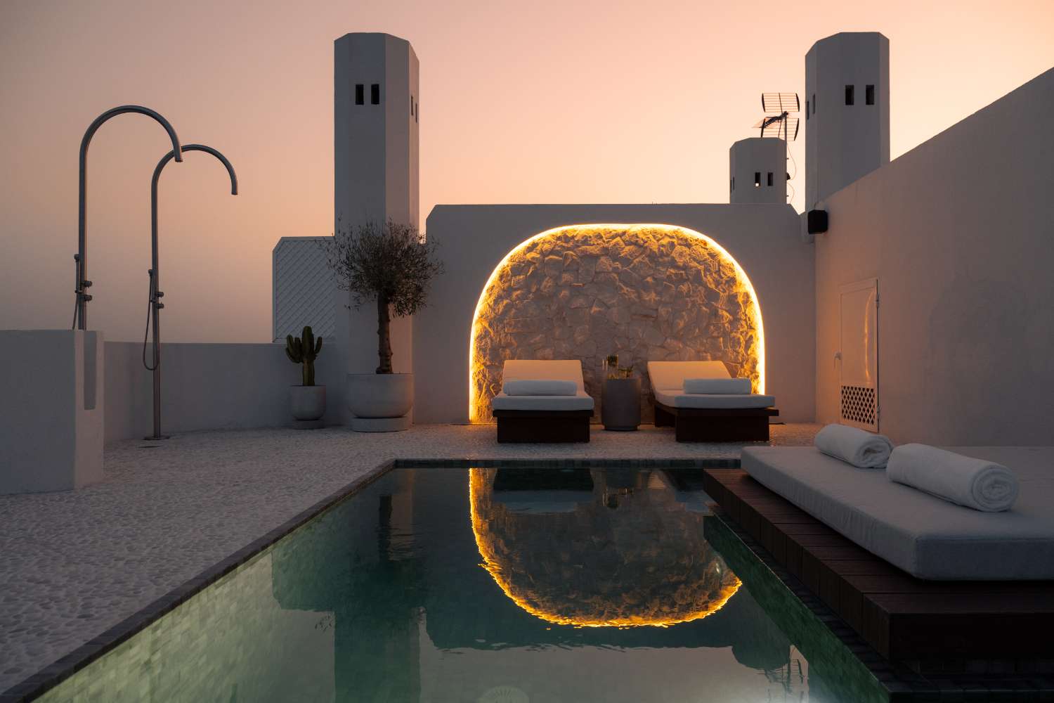 Duplex Penthouse for sale in Golden Mile, Marbella. Private infinity pool with sea views.