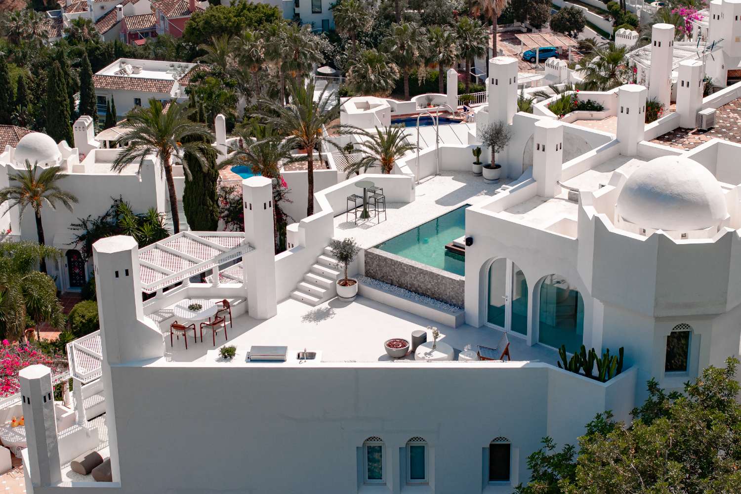 Duplex Penthouse for sale in Golden Mile, Marbella. Private infinity pool with sea views.