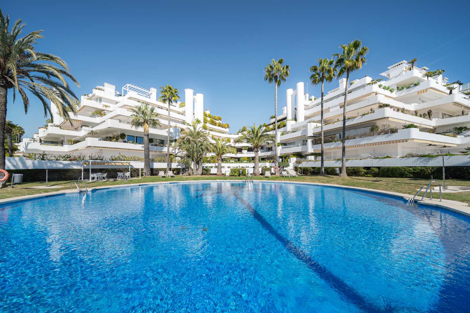 Apartment for sale in Golden Mile, Marbella. Furniture pack Included. Uninterrupted sea views.