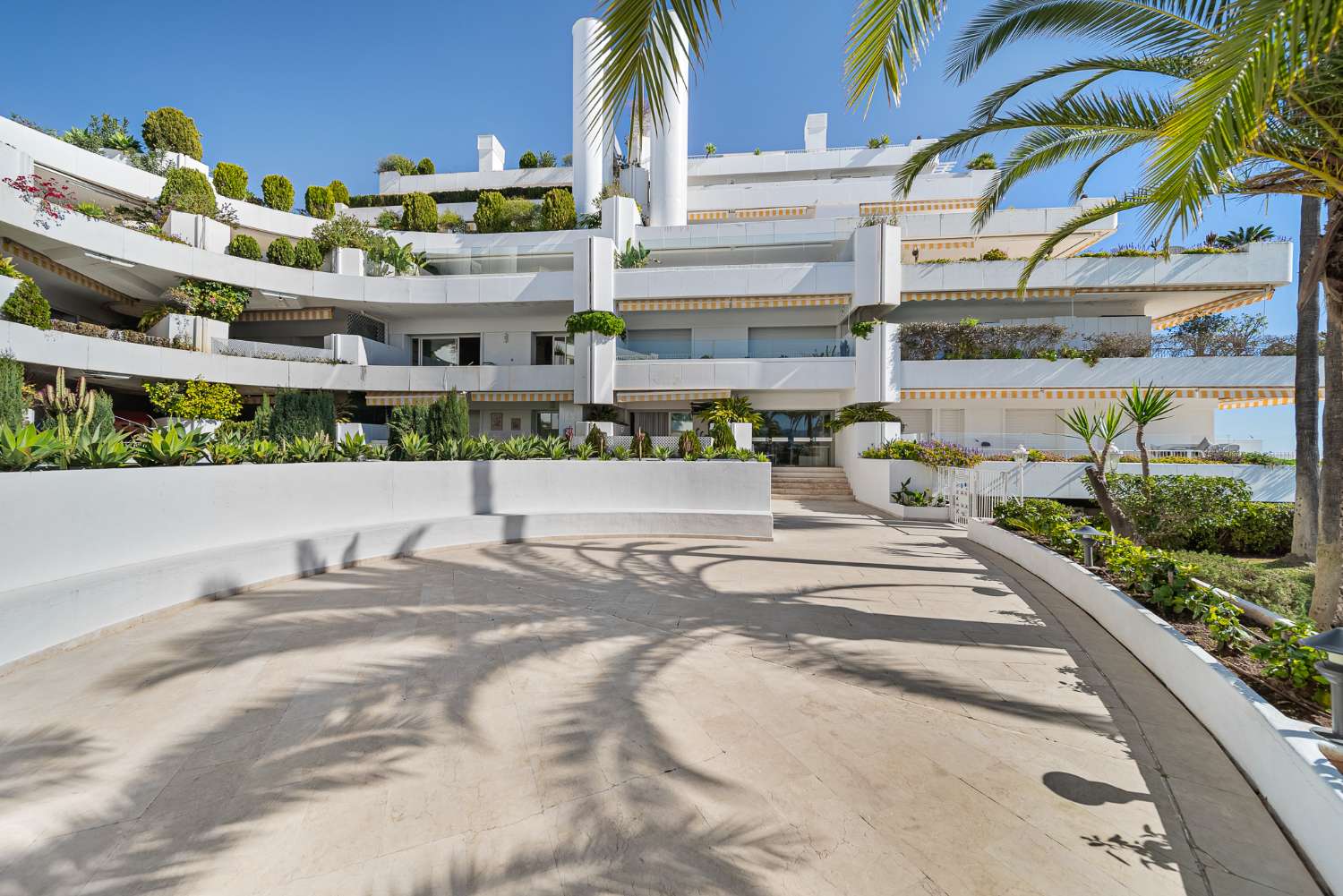 Apartment for sale in Golden Mile, Marbella. Furniture pack Included. Uninterrupted sea views.