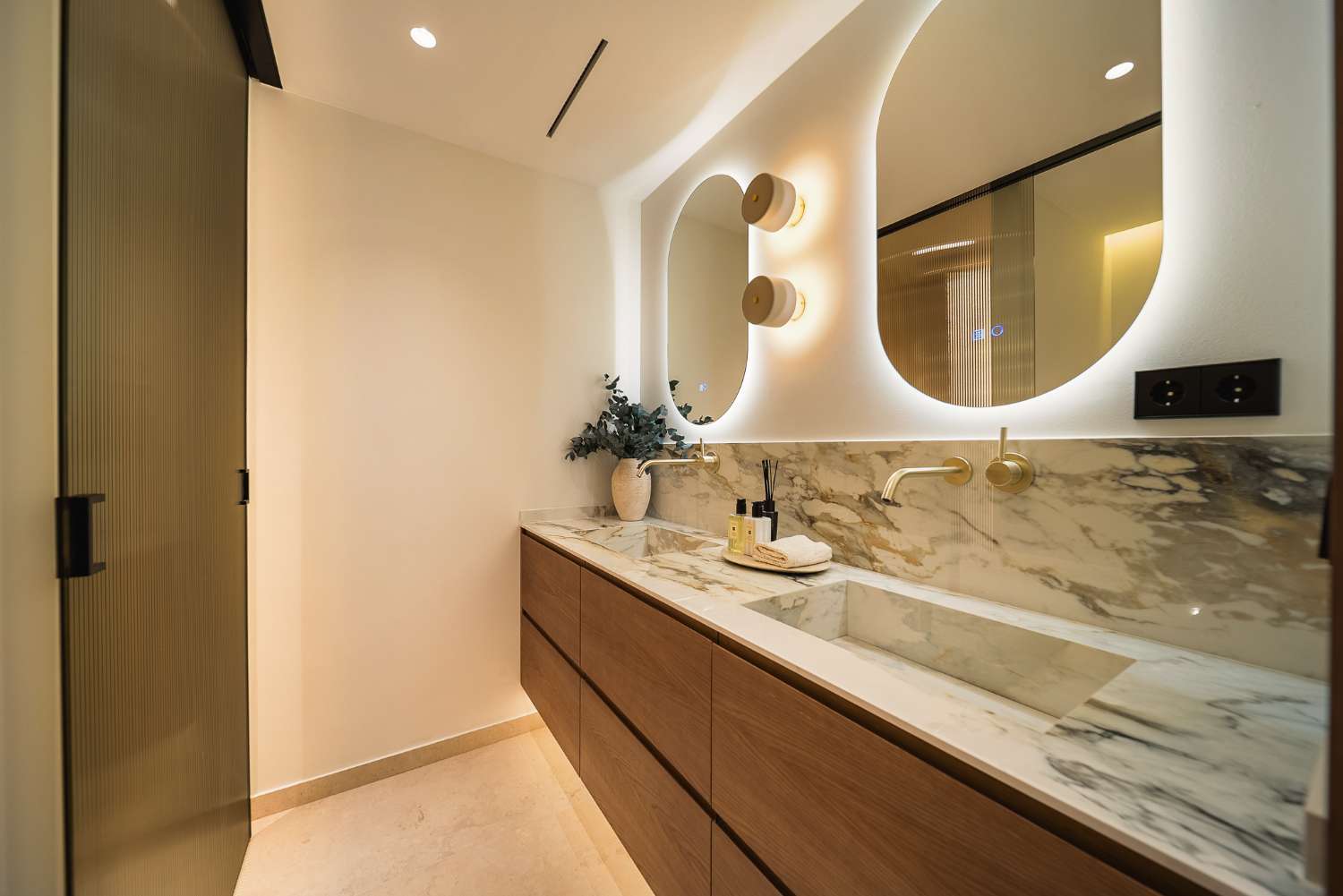 Apartment for sale in Golden Mile, Marbella. Furniture pack Included. Uninterrupted sea views.