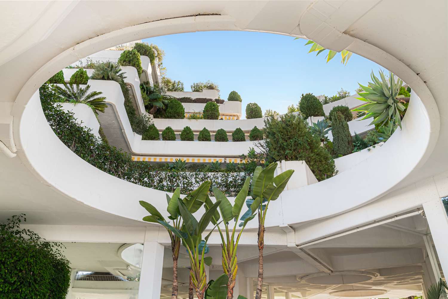 Apartment for sale in Golden Mile, Marbella. Furniture pack Included. Uninterrupted sea views.