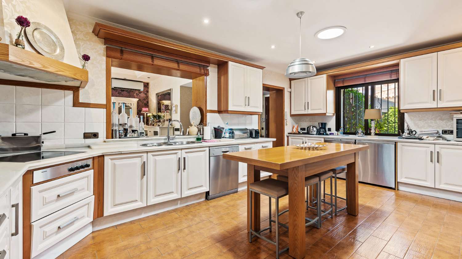 For sale 5 bedroom villa, in the heart of the Golf Valley, in Nueva Andalucia. Marbella.