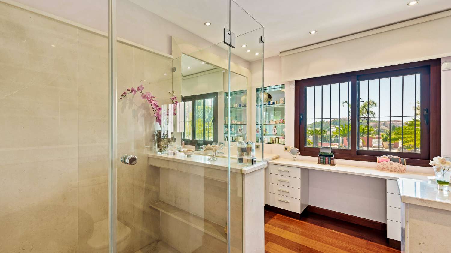 For sale 5 bedroom villa, in the heart of the Golf Valley, in Nueva Andalucia. Marbella.