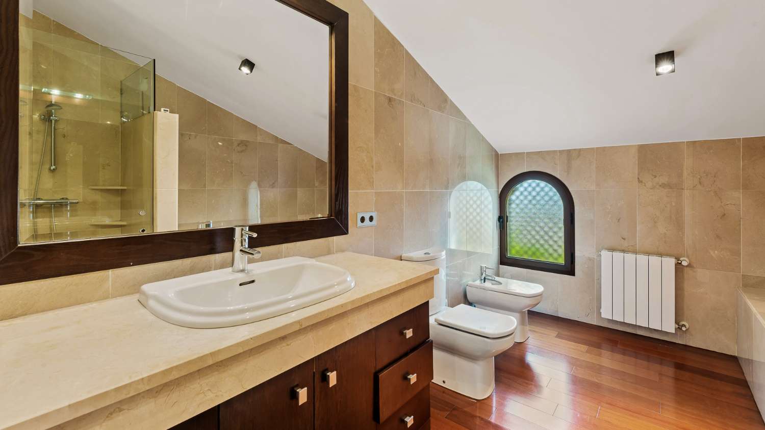 For sale 5 bedroom villa, in the heart of the Golf Valley, in Nueva Andalucia. Marbella.