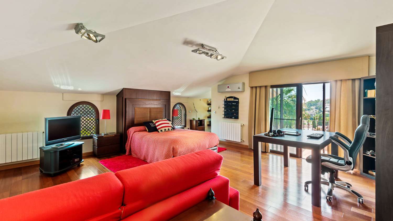 For sale 5 bedroom villa, in the heart of the Golf Valley, in Nueva Andalucia. Marbella.