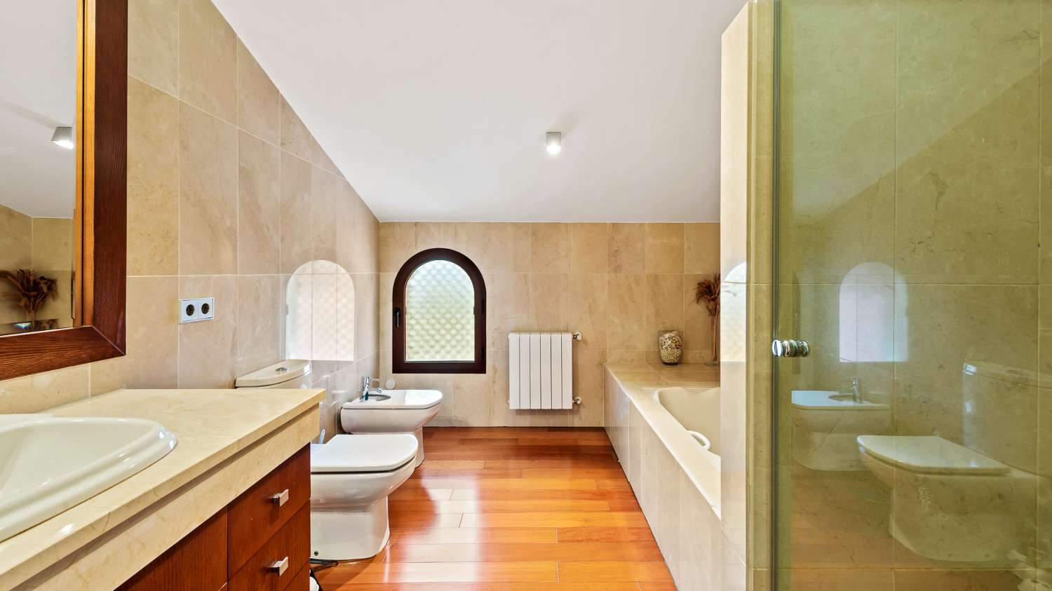 For sale 5 bedroom villa, in the heart of the Golf Valley, in Nueva Andalucia. Marbella.