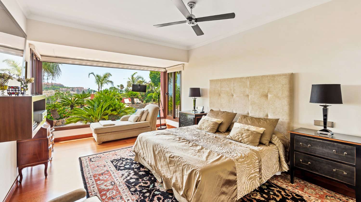 For sale 5 bedroom villa, in the heart of the Golf Valley, in Nueva Andalucia. Marbella.