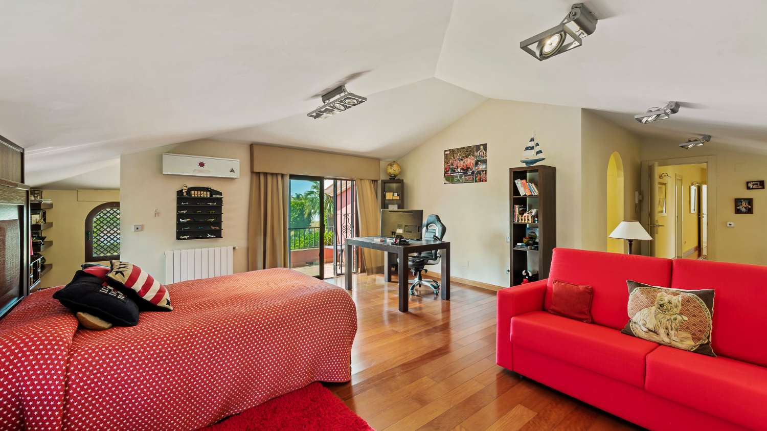 For sale 5 bedroom villa, in the heart of the Golf Valley, in Nueva Andalucia. Marbella.