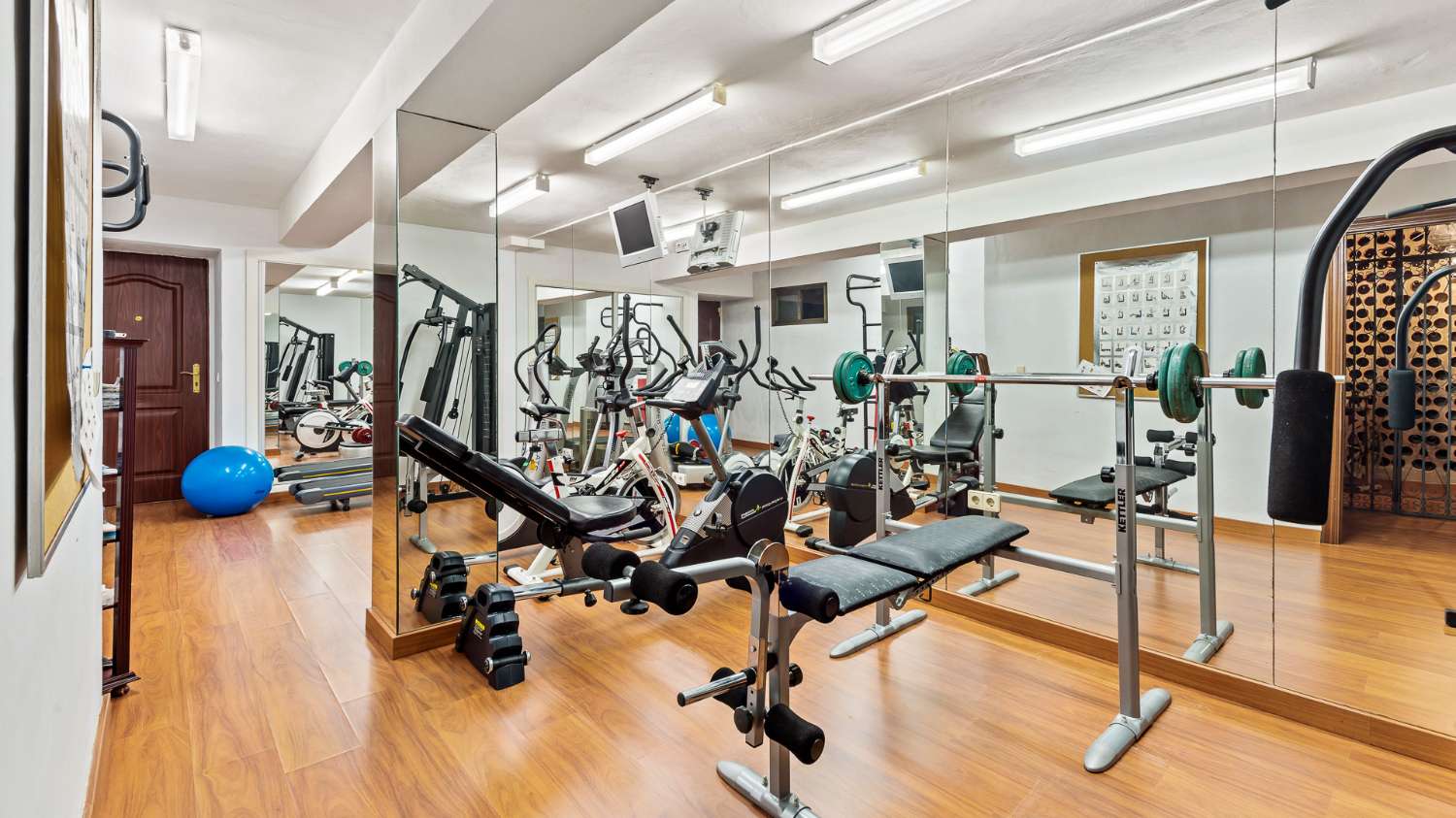 For sale 5 bedroom villa, in the heart of the Golf Valley, in Nueva Andalucia. Marbella.