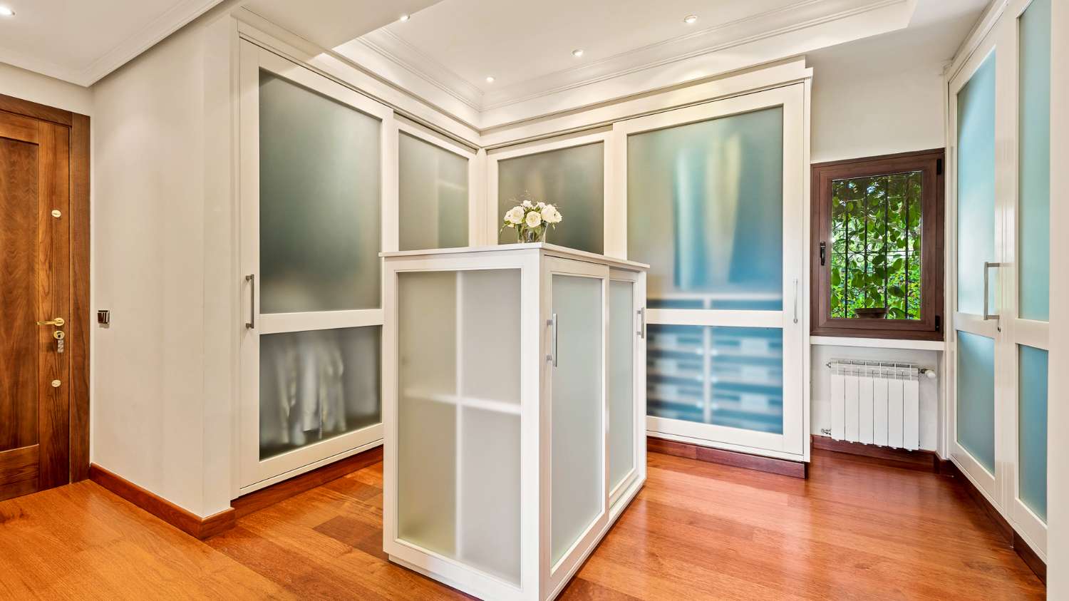 For sale 5 bedroom villa, in the heart of the Golf Valley, in Nueva Andalucia. Marbella.