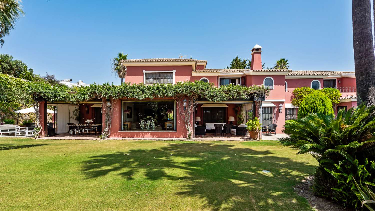 For sale 5 bedroom villa, in the heart of the Golf Valley, in Nueva Andalucia. Marbella.