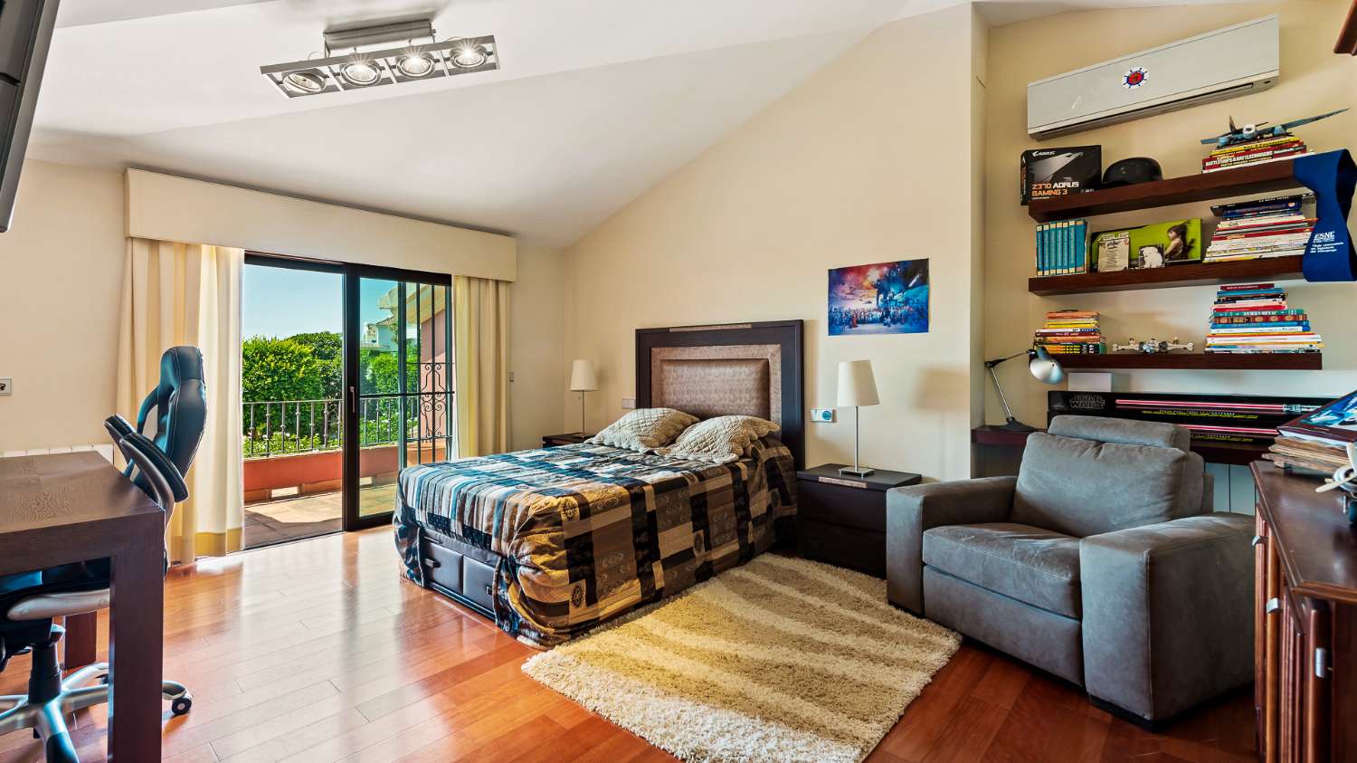 For sale 5 bedroom villa, in the heart of the Golf Valley, in Nueva Andalucia. Marbella.