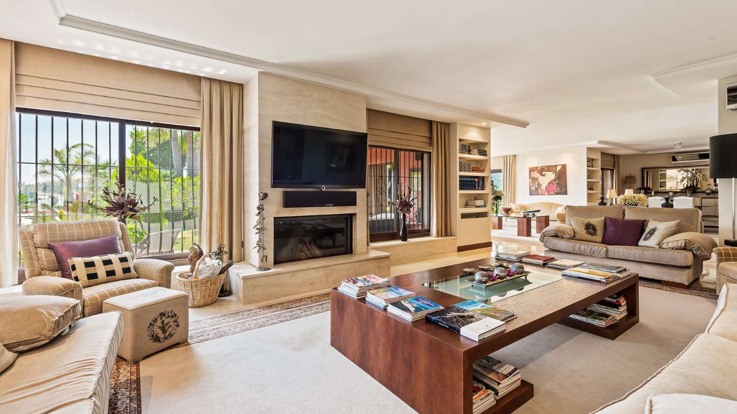 For sale 5 bedroom villa, in the heart of the Golf Valley, in Nueva Andalucia. Marbella.