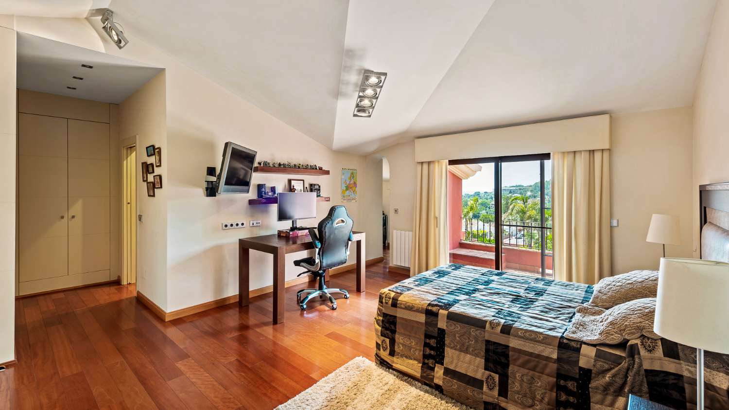 For sale 5 bedroom villa, in the heart of the Golf Valley, in Nueva Andalucia. Marbella.