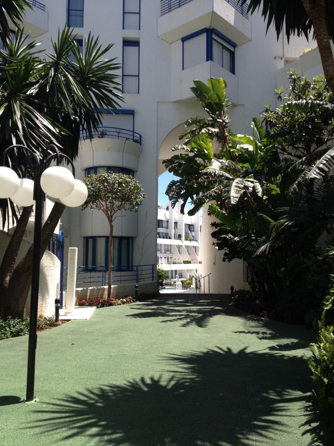 Alquilar. Dúplex de 2 dormitorios. A 1 minuto andando de la playa. Marbella.