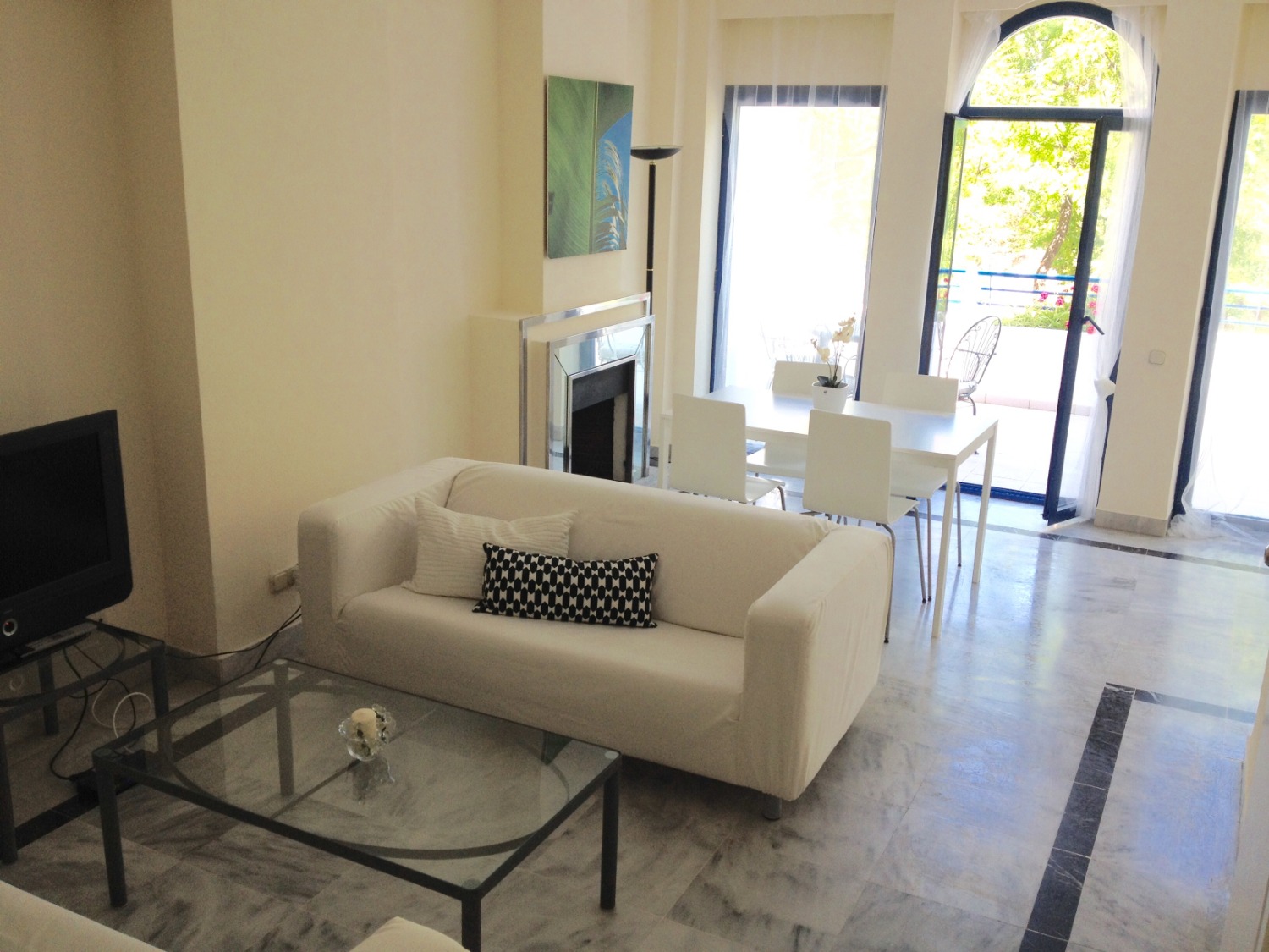 Rent. Duplex with 2 bedrooms. 1 minute walk from the beach. Marbella.