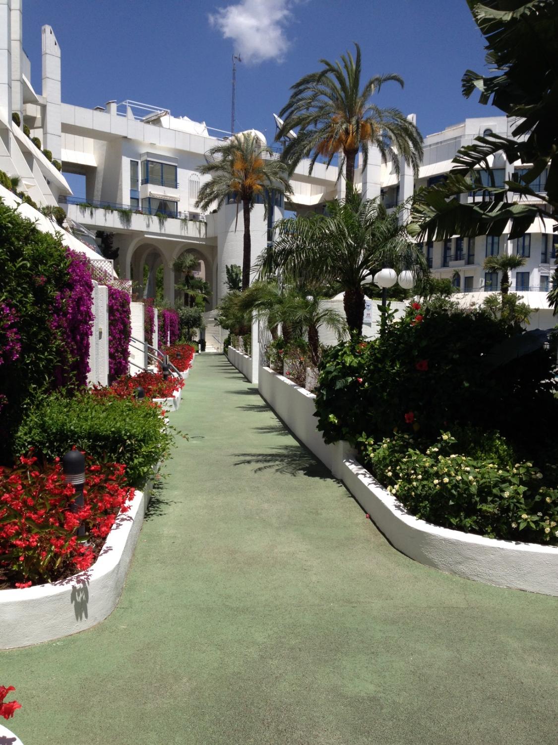 Alquilar. Dúplex de 2 dormitorios. A 1 minuto andando de la playa. Marbella.