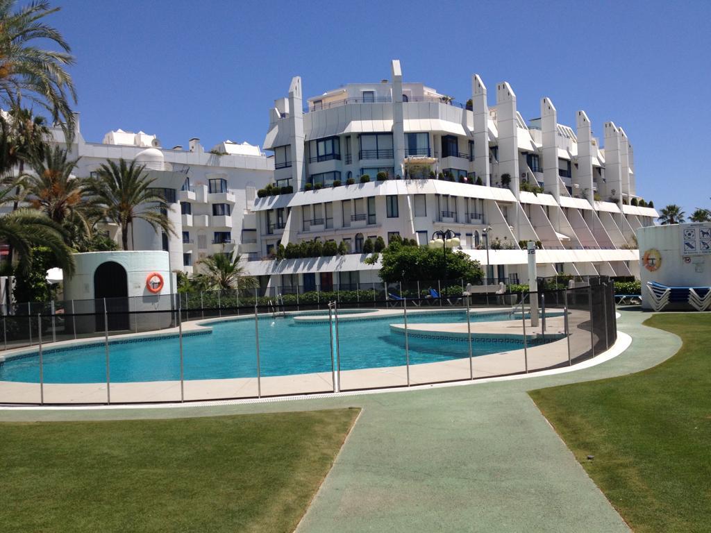 Til leje. Duplex med 2 soveværelser, 2 badeværelser og 1 gæstetoilet. Second line Beach-ejendom. Marbella.