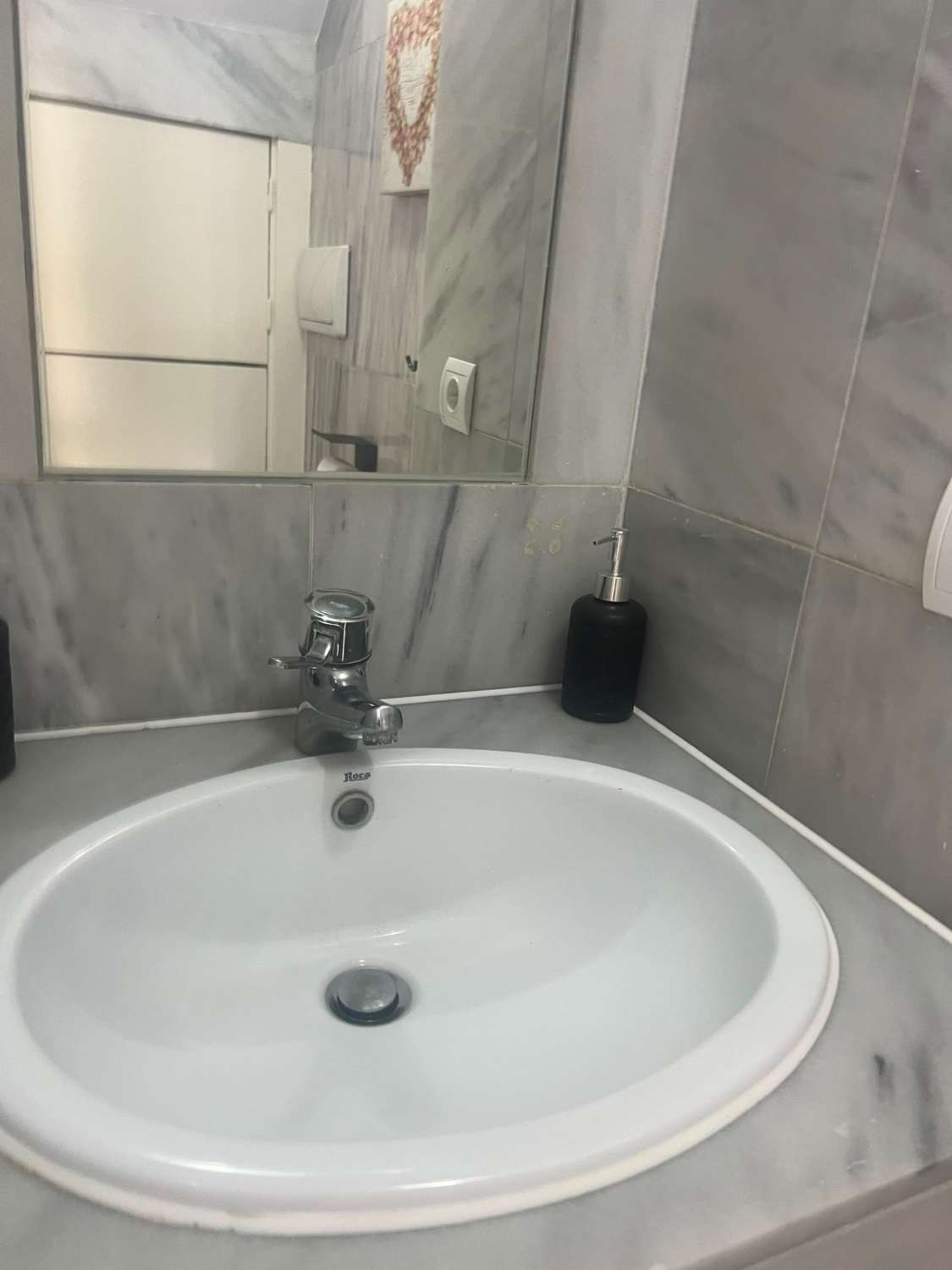 Til leje. Duplex med 2 soveværelser, 2 badeværelser og 1 gæstetoilet. Second line Beach-ejendom. Marbella.