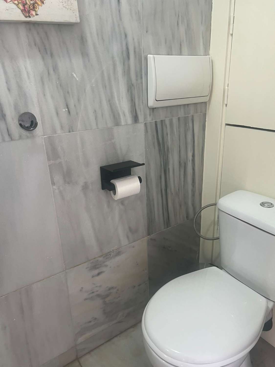 Til leje. Duplex med 2 soveværelser, 2 badeværelser og 1 gæstetoilet. Second line Beach-ejendom. Marbella.