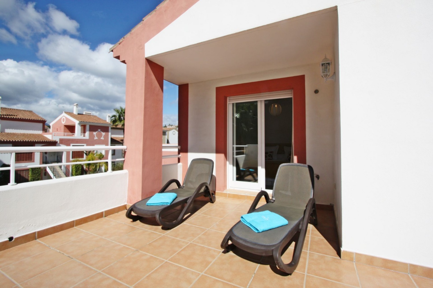 3 makuu huoneen duplex, erinomaisessa ylellisessä yhteisössä