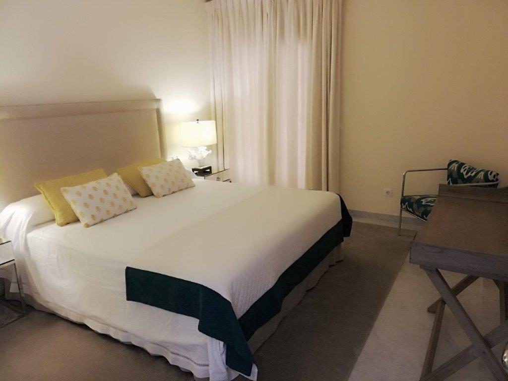 Large penthouse, with large terrace and wonderful views over Puerto Banus and to the distance some views to the sea.