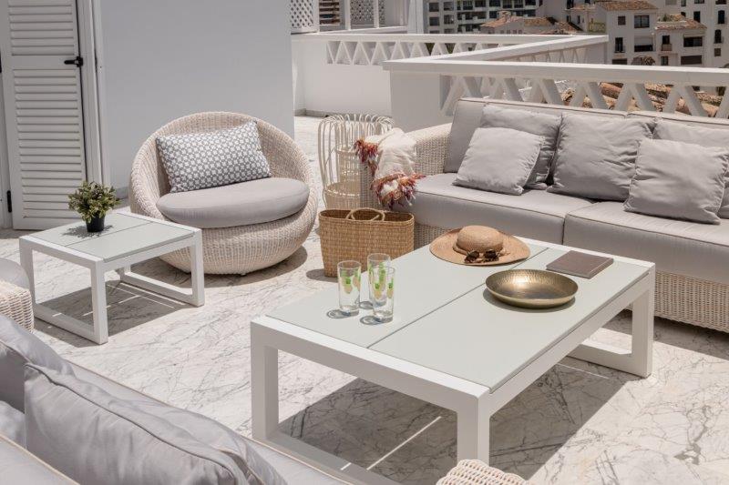 Large penthouse, with large terrace and wonderful views over Puerto Banus and to the distance some views to the sea.