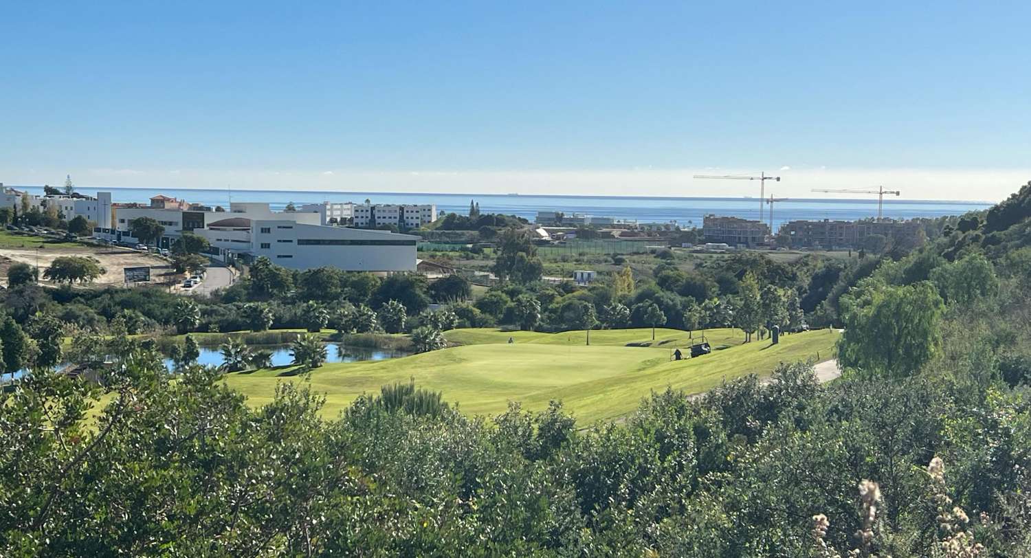 Villas for sale FROM €1.250.000. With 4, 5 and 6 bedrooms. Frontline Golf with sea views. Estepona.