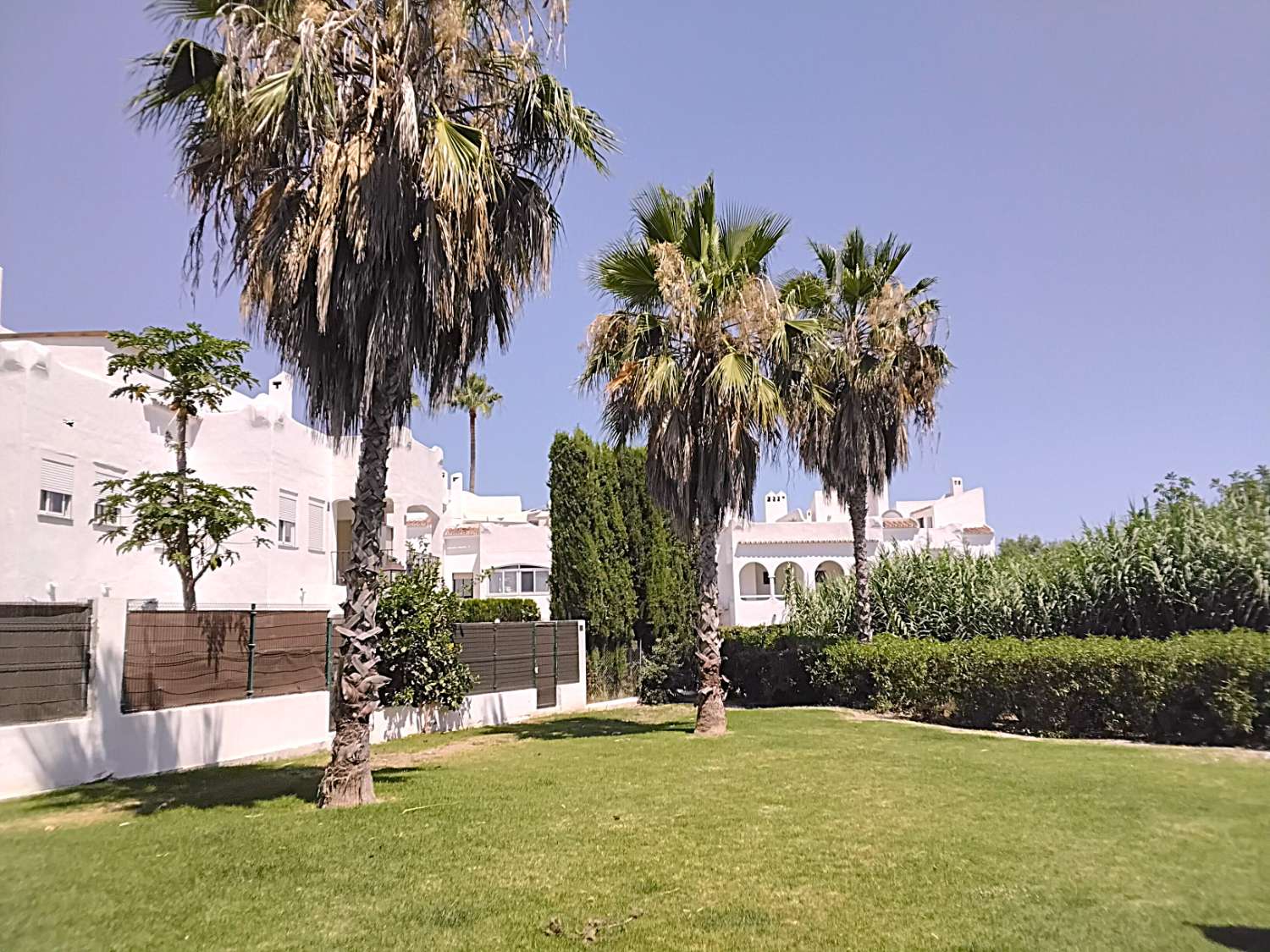 Na prodej středomořský dvojdom, s 5 ložnicemi v Bel-Air, Cancelada. Estepona.