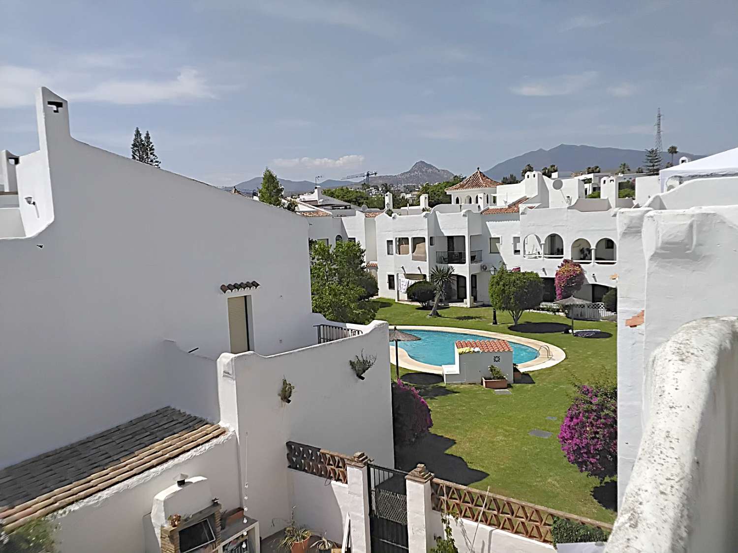 Na prodej středomořský dvojdom, s 5 ložnicemi v Bel-Air, Cancelada. Estepona.