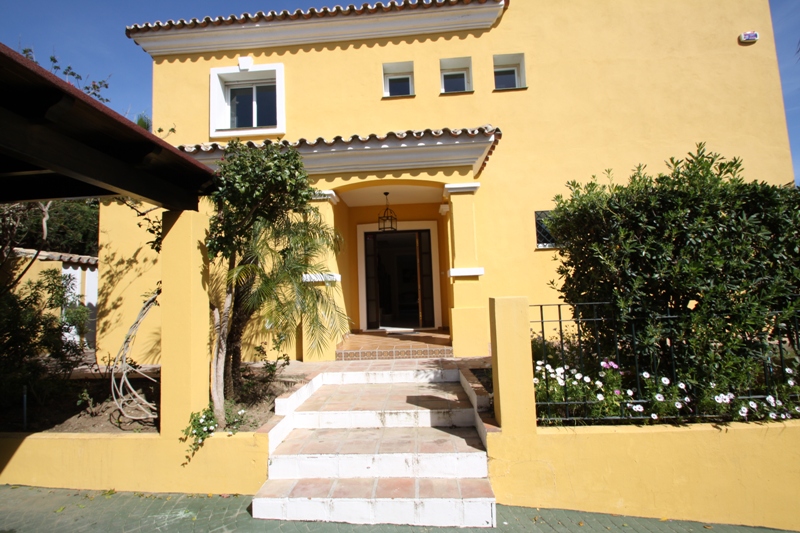 Villa independiente, en Urbanizacion en primera linea de playa. Piscina privada y seguridad 24 horas. Marbella