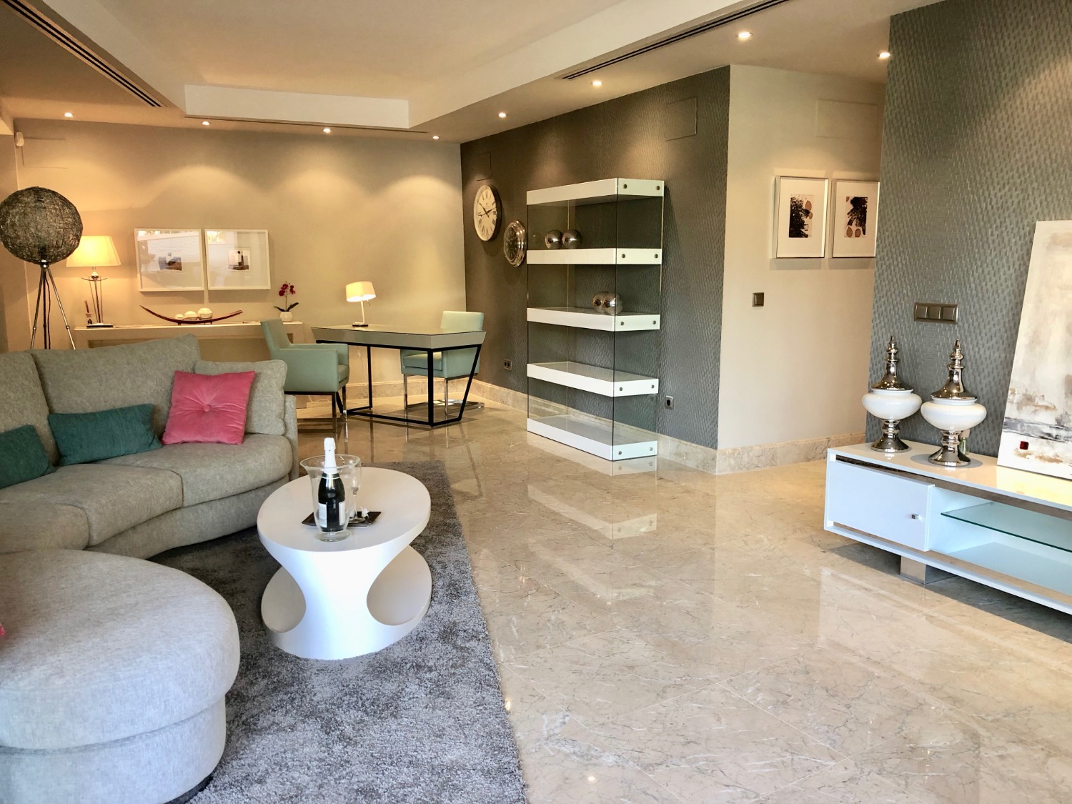 Completamente arredato e arredato, prima linea della spiaggia. Complesso di lusso. Marbella.