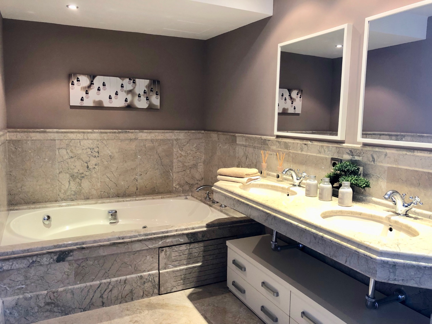 Completamente arredato e arredato, prima linea della spiaggia. Complesso di lusso. Marbella.