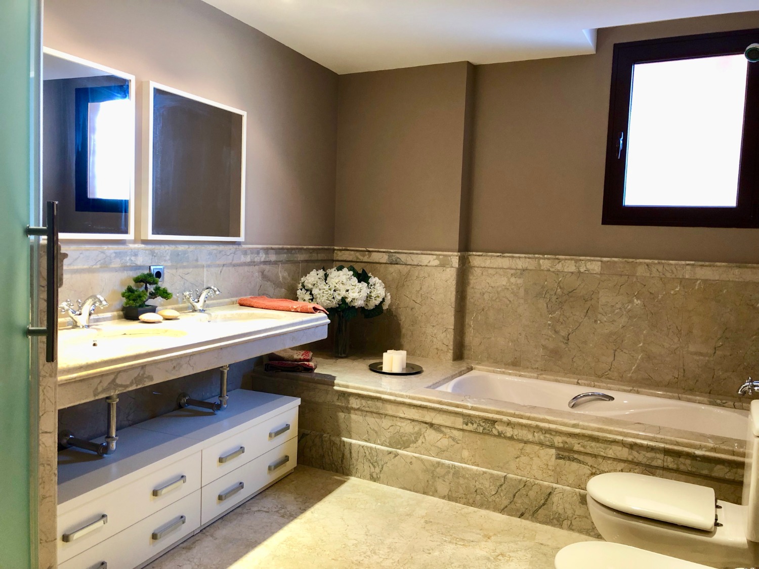 Completamente arredato e arredato, prima linea della spiaggia. Complesso di lusso. Marbella.