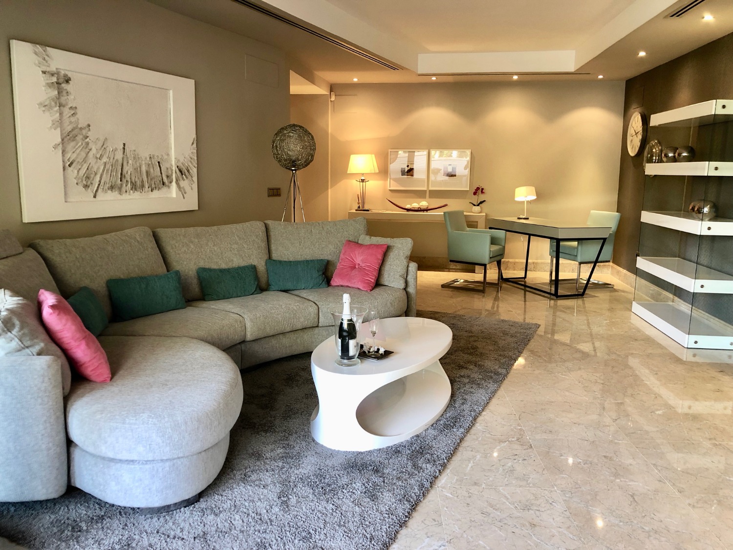 Completamente arredato e arredato, prima linea della spiaggia. Complesso di lusso. Marbella.